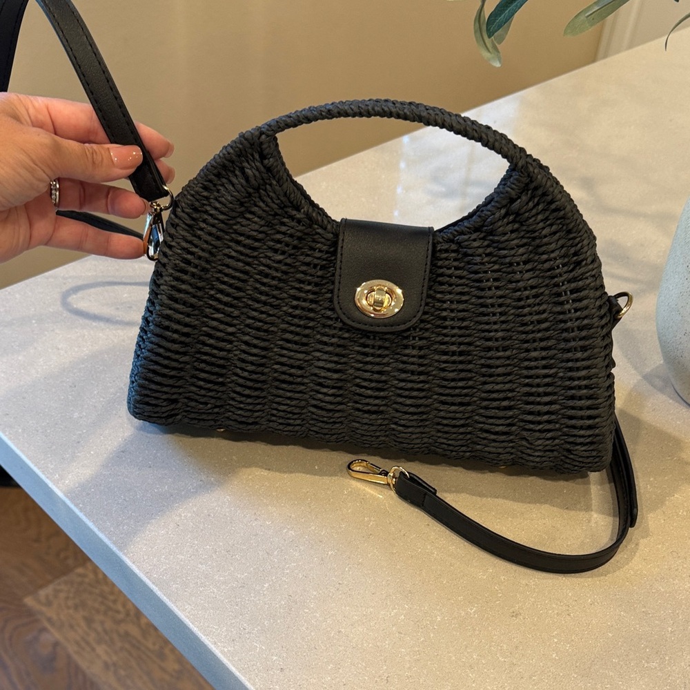 Elegant Black Woven Handbag - Picture 6 of 7